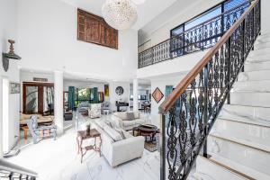 Lakeside Luxe Modern 5BR Retreat