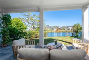 Lakeside Luxe Modern 5BR Retreat close to HOSPITAL