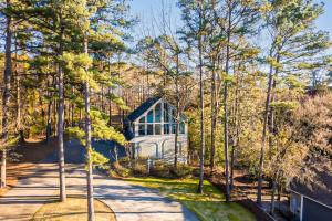 Modern Treehouse with Views and Comfort
