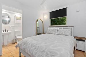 Baden 38 - Rainbow Shores. Pool. Walk to beach