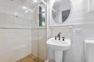 Baden 38 - Rainbow Shores. Pool. Walk to beach