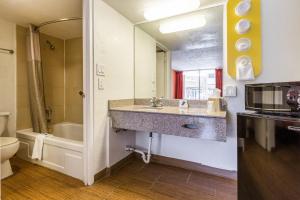 Quadruple Room - Smoking room in Motel 6 Glendale AZ