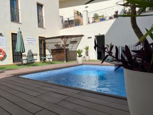 patio de luja centro parking y piscina