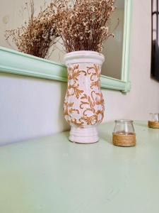 patio de luja centro parking y piscina