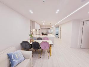 New 패밀리 & 친구 여행 모임 청결하고 쾌적한 넓은 신축아파트 주차 편리 쓰리룸