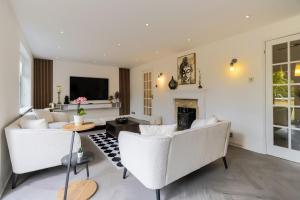 Stunning 4-bed Home in Milton Keynes by Renzo, Swimming Pool, Games Room!