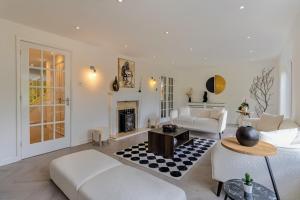 Stunning 4-bed Home in Milton Keynes by Renzo, Swimming Pool, Games Room!