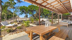 Cute Beach Cottage - Absolute Beach Front