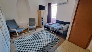 Roman Arch-Low budget studio in Top center,Walking street