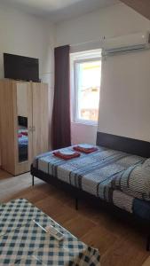 Roman Arch-Low budget studio in Top center,Walking street