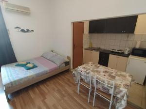 Roman Arch-Low budget studio in Top center,Walking street