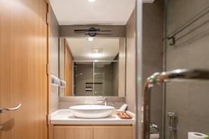 Lazzlla1BR Beachfront Oceanfront Apartment