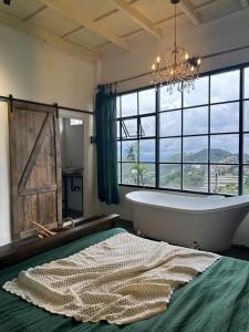 Sunset view w private bathtub