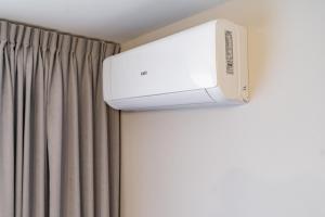 Central Executive Suite by BookingHost