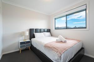 Warm cozy 5Br house near train station & Coles