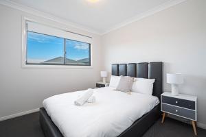 Warm cozy 5Br house near train station & Coles