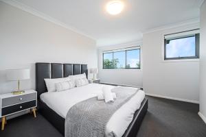 Warm cozy 5Br house near train station & Coles