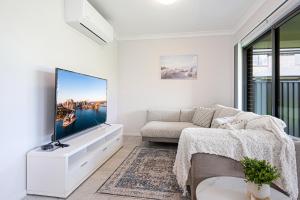 Warm cozy 5Br house near train station & Coles