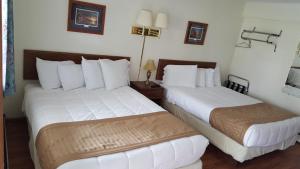 Basic Triple Room with Shared Bathroom room in Budget Host Inn