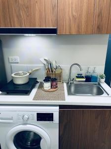 J&J Mactan Stays with Netflix, Pool & Paid Parking