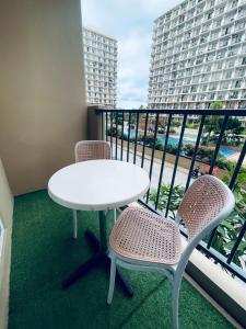 J&J Mactan Stays with Netflix, Pool & Paid Parking