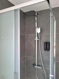 Fischer Apartment 2 - geräumige Monteurs- & Ferienwohnung mit 4 Schlafzimmern - neu renoviert mit privater Terrasse, Smart-TV & voll ausgestatteter Küche - ideal für Arbeit, Gruppen & Familien