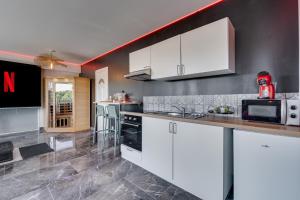 LHorizon - Suite romantique avec jacuzzi, sauna, piscine & vidéo projecteur