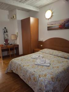 Large Double Room with Private Bathroom