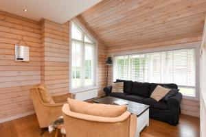 The Black House - Luxurious Holiday Villa Zeewolde