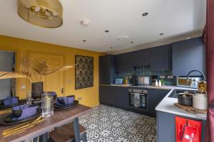 Stunning and Bright 3-bed Home in Nottingham by Renzo, Free Parking, Next to M1!