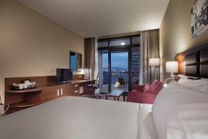 Twin Room with Sea View room in Hilton Garden Inn Izmir Bayrakli