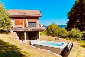 Charming Cocoon pool and jacuzzi