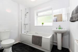 Charming and comfortable property by Our Home Short Stays very spacious with super fast WiFi close to the Metro Centre and Newcastle City Centre