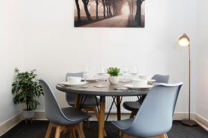 Charming and comfortable property by Our Home Short Stays very spacious with super fast WiFi close to the Metro Centre and Newcastle City Centre