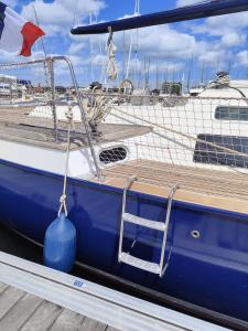 Voilier confortable en bois à cotés des plages et ferries