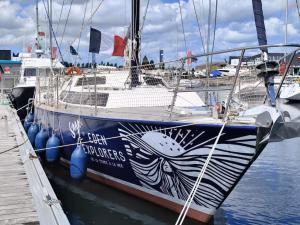 Voilier confortable en bois à cotés des plages et ferries