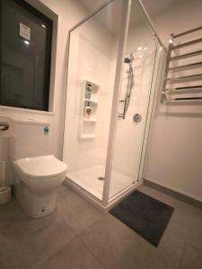 Cosy Sunny Bedroom Close to Airport