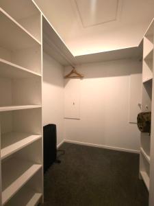 Cosy Sunny Bedroom Close to Airport