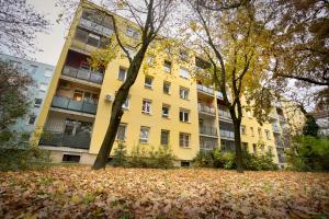 Bright Parkside Studio with AC & Free Parking