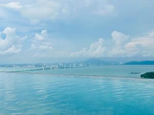 High Rise Haven 3BR Rooftop Pool Stylish Comfort 9pax