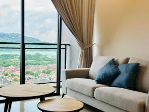 High Rise Haven 3BR Rooftop Pool Stylish Comfort 9pax
