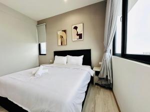 High Rise Haven 3BR Rooftop Pool Stylish Comfort 9pax