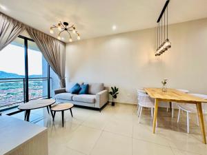 High Rise Haven 3BR Rooftop Pool Stylish Comfort 9pax