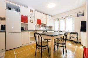 JOIVY Bright 2-Bedroom Flat with Terrace near the Beach