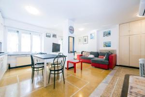 JOIVY Bright 2-Bedroom Flat with Terrace near the Beach
