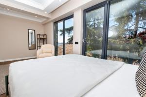 Bosphorus View - 2-Bedroom Apartment with Elevator & Air Conditioning