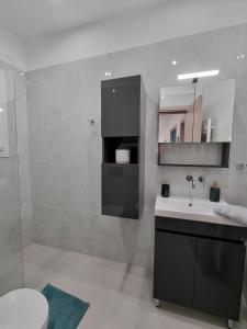 Athens Stylish Renovated 62sqm Apartment for Families & Couples with Balcony in Quiet Area near City Center