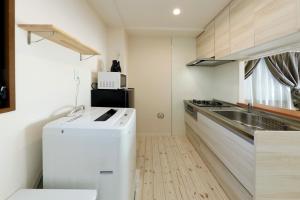 Shimoshinmei Apartment 301 by Tranova