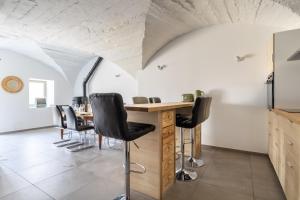 Gîte au calme avec lits queen size proche Clermont à Chanat La Mouteyre