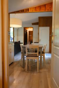 Lodges Les Grangeonnes, gites nature, piscine, bain nordique, sauna pour accueil familiale ou de groupe : photos des chambres